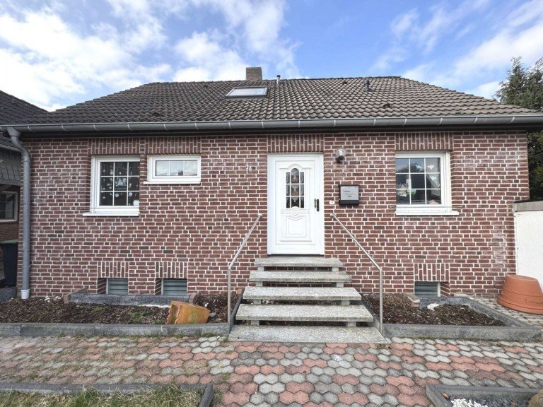 Hausansicht-- Kamp-Lintfort Einfamilienhaus Modern. EFH in bevorzugt. Wohnlage v. Kamp-Lintfort mit 135 m� Wohn-Nutzfl�che, Grdst. 657 m�