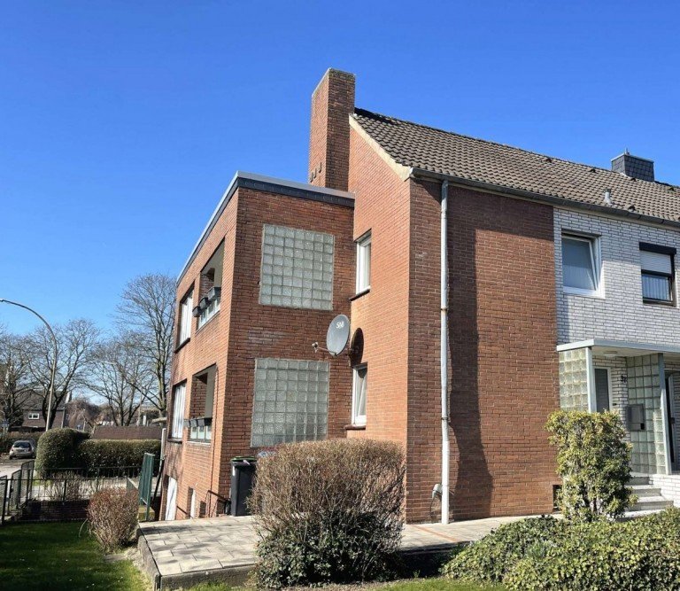 Hausansicht-- Kamp-Lintfort Reiheneckhaus Gepflegtes REH mit 3 Garagen in bevorzugter ruhiger Wohnlage von Kamp-Lintfort